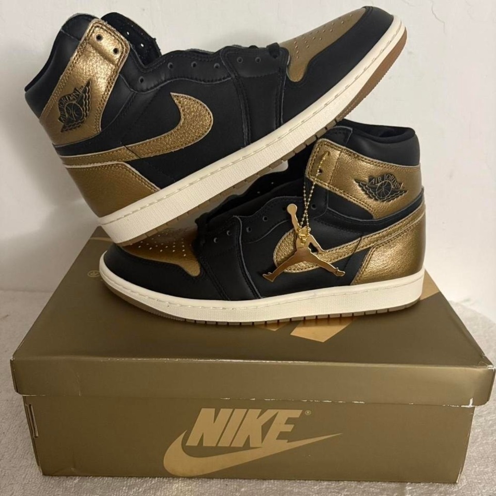 Air Jordan 1 Retro High OG "Black Metallic Gold" – Size 9M